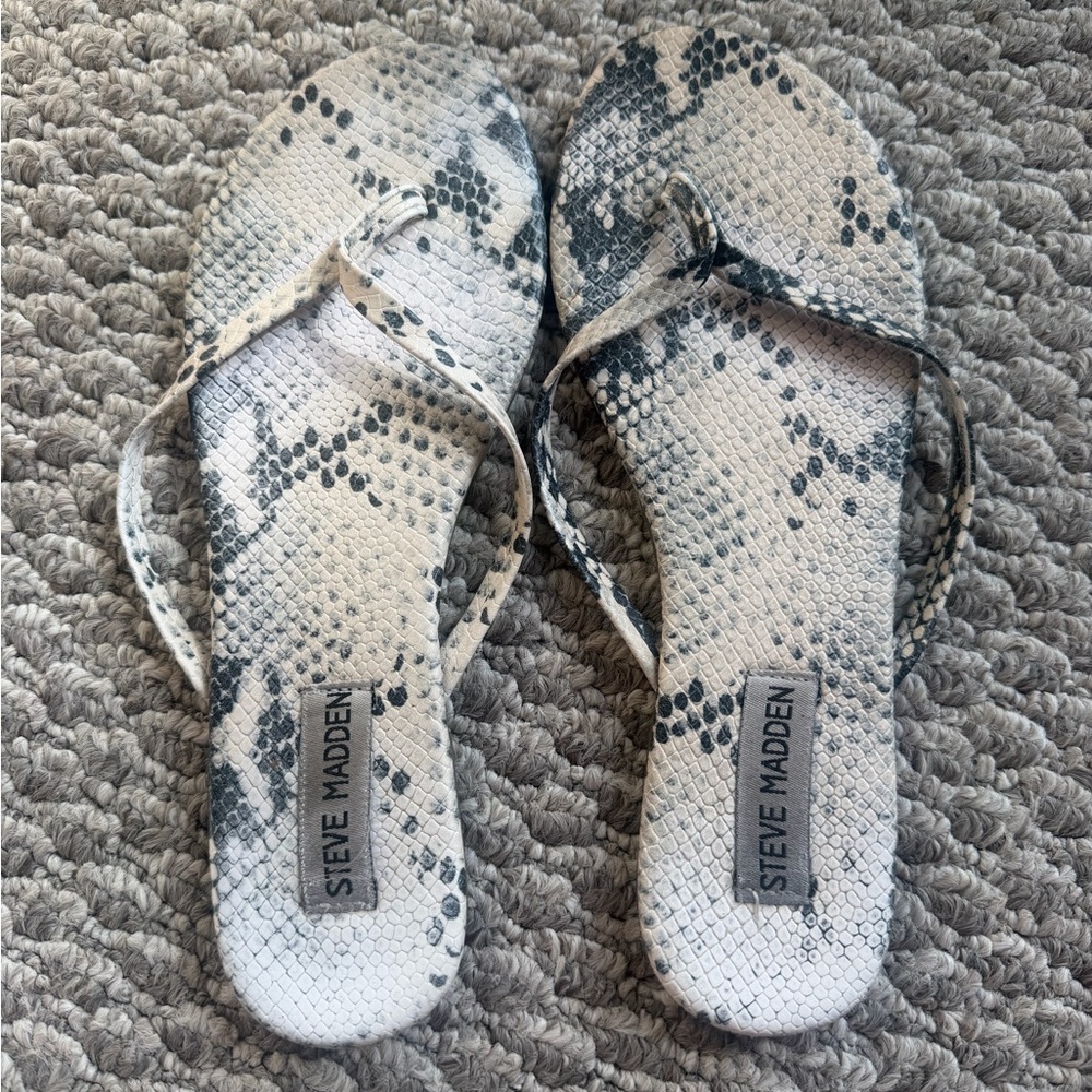 Steve Madden White and Black Snakeskin Print Flip Flop Sandals